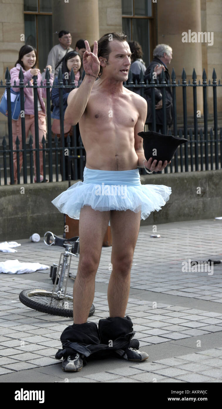 Maschio performer di strada indossando un tutù al Festival di Edimburgo in Scozia Foto Stock