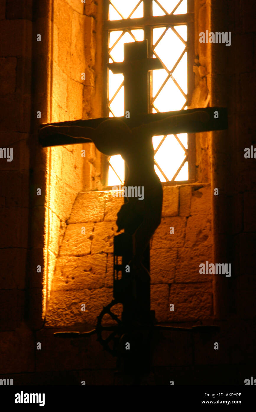 Una suggestiva immagine della croce nella piccola chiesa se il Filerimos l'acropoli di Rodi Foto Stock