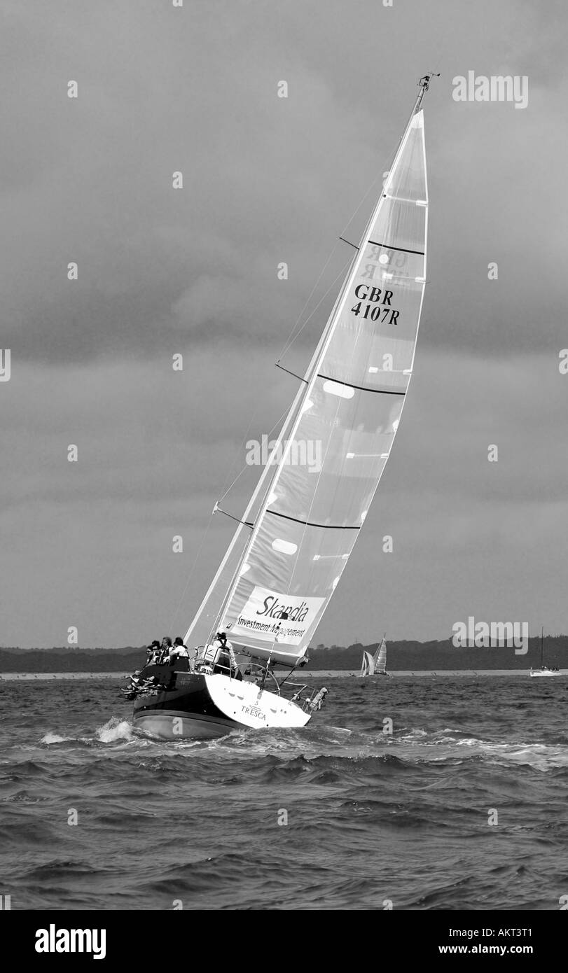 Paesaggio bianco e nero di Yacht Racing, Cowes Week, Cowes, Isola di Wight, Inghilterra, Regno Unito, GB. Foto Stock