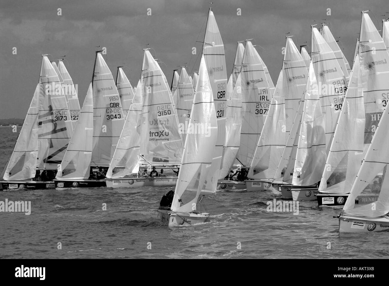 Cowes Week, Black and White Sailing Landscape, Cowes, Isle of Wight, Inghilterra, Regno Unito, GB. Foto Stock