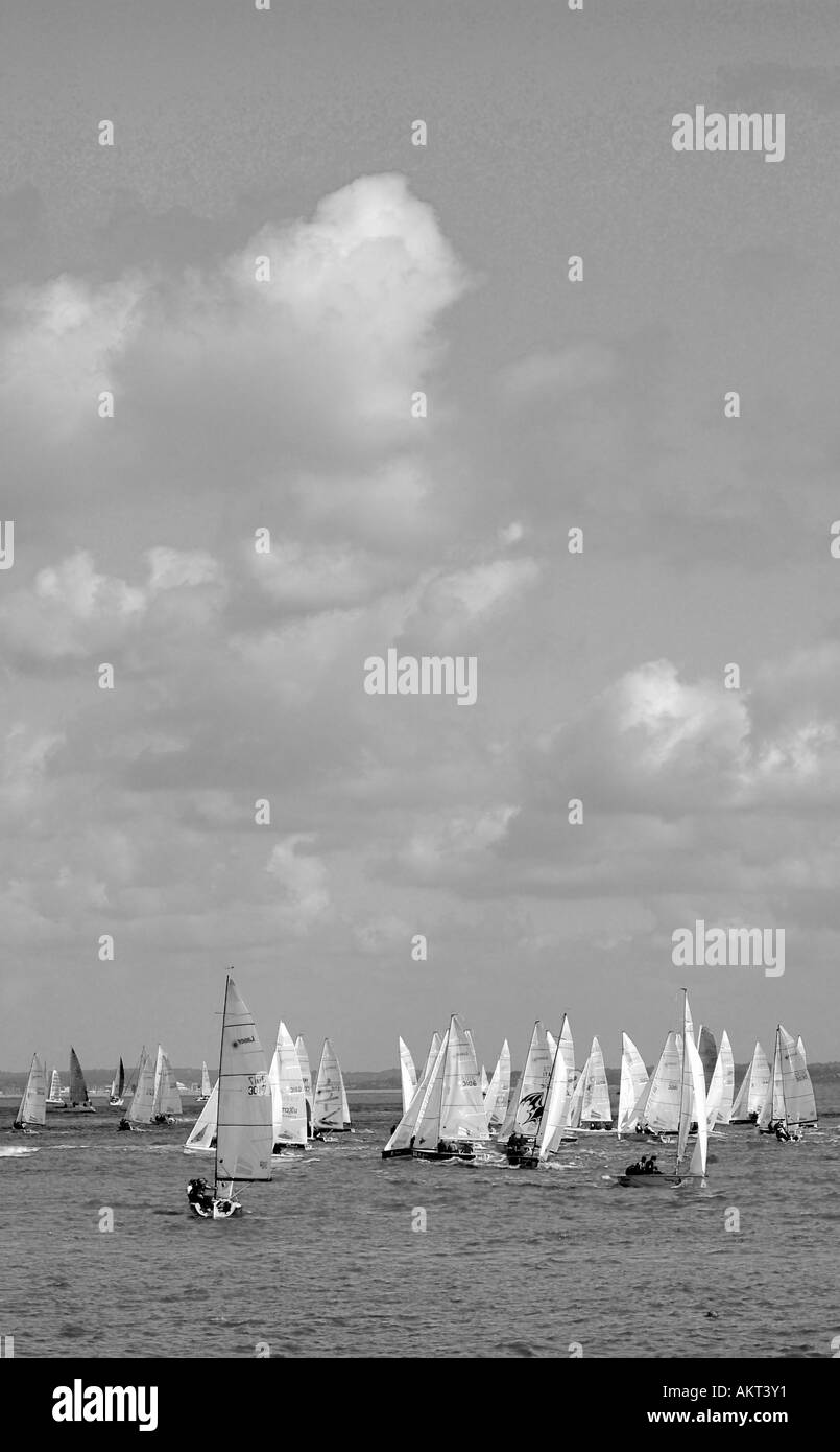Cowes Week, Black and White Dingy Racing, Cowes, Isle of Wight, Inghilterra, Regno Unito, GB. Foto Stock