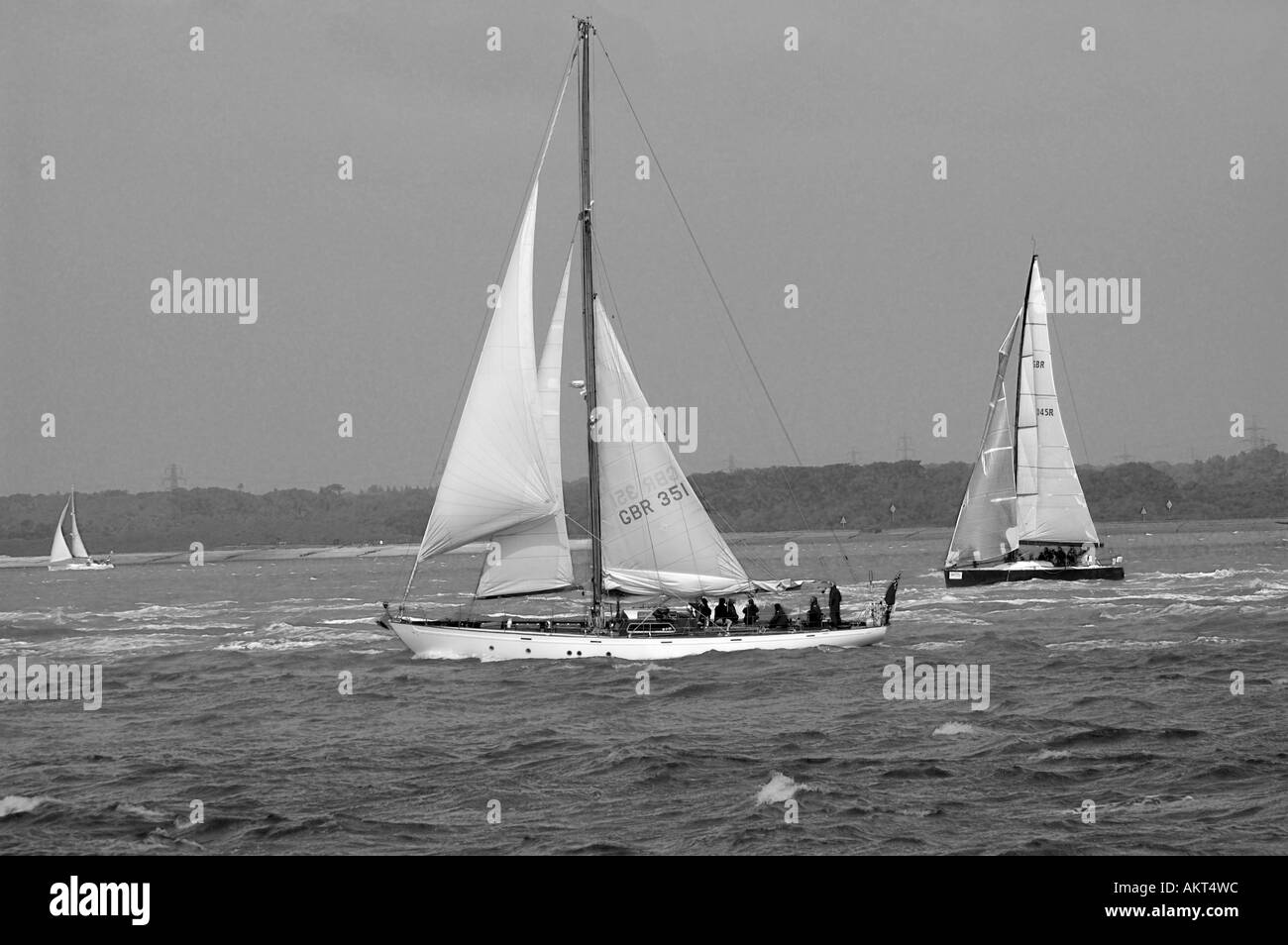 Black and White Boat, The Solent, Cowes Week, Isle of Wight, Inghilterra, Regno Unito, GB. Foto Stock