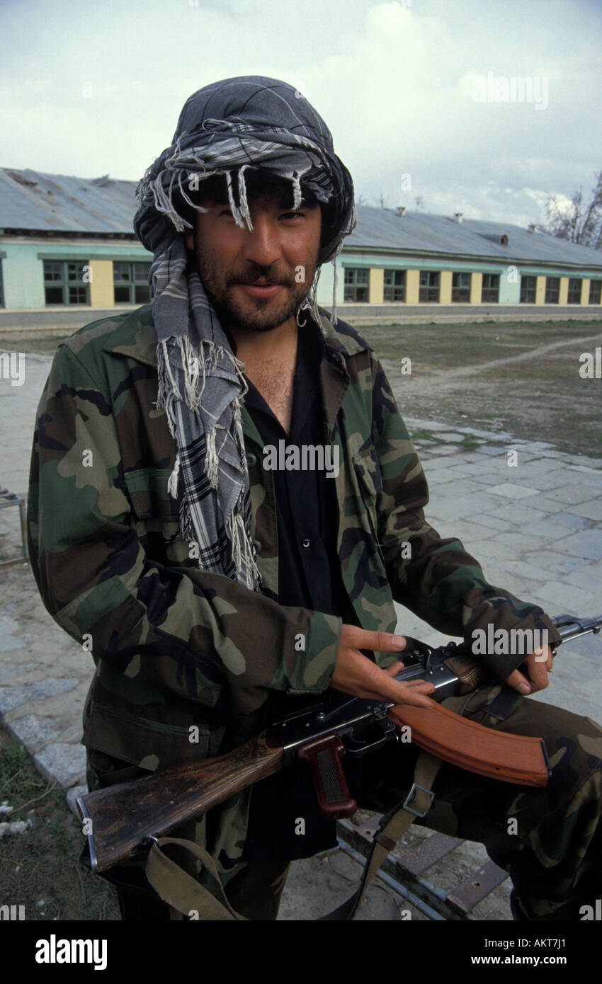 Mujahideen commander con Kalashnikov Afghanistan Kabul Foto Stock