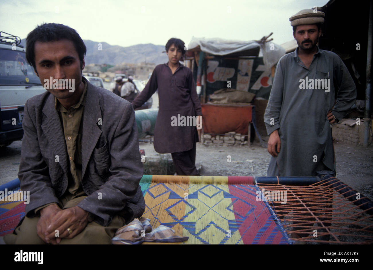 Afghani rifugiati uzbeki su charpoy Khyber Pass Afghan confine pakistano Foto Stock
