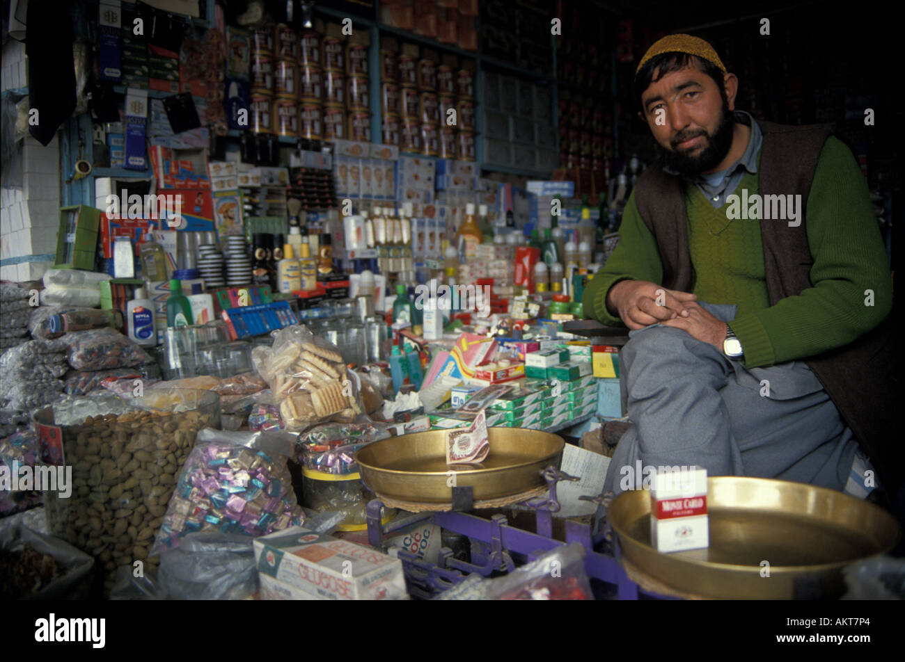 Shia afgano Hazara general store & shop keeper Afghanistan Kabul Foto Stock