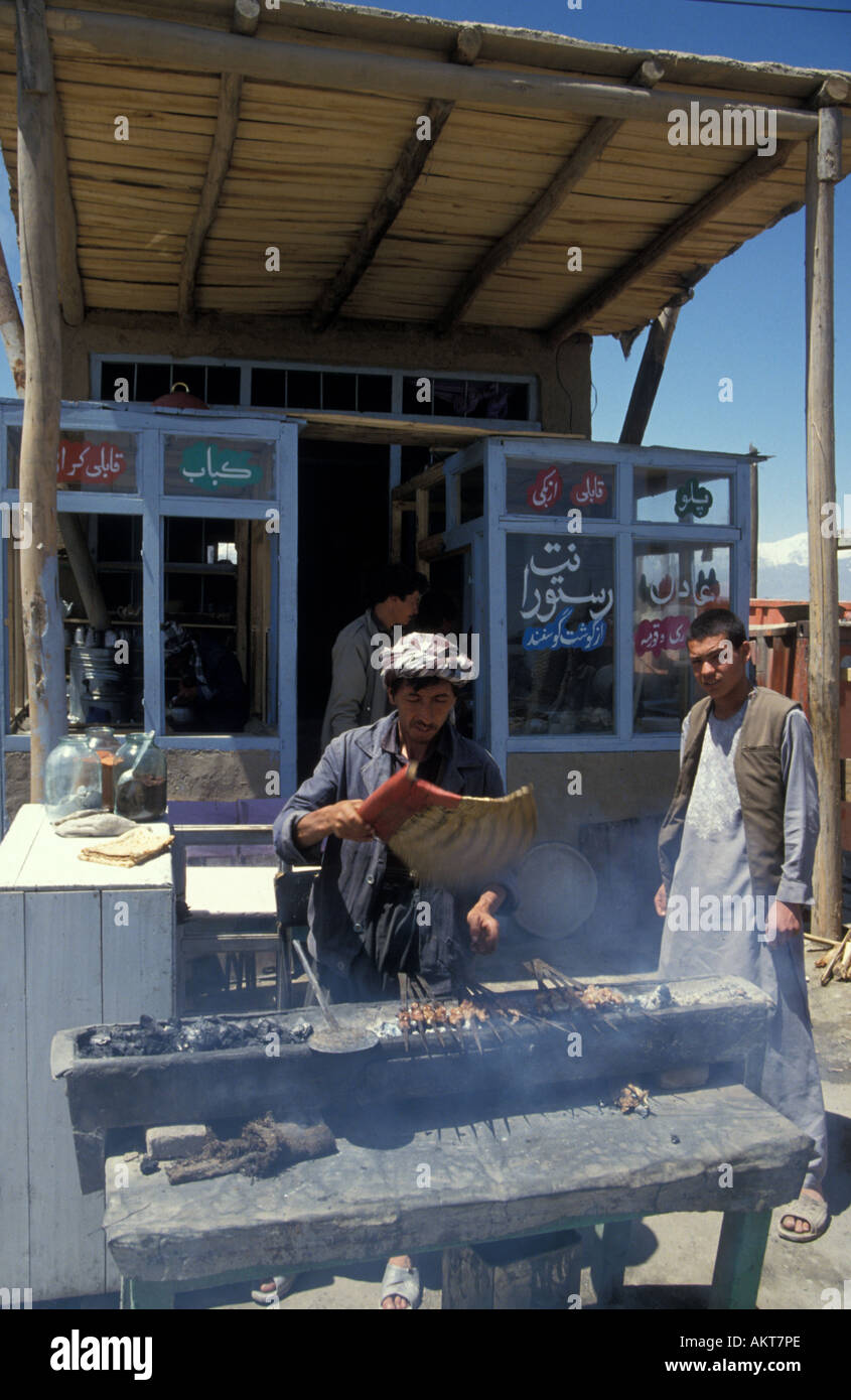 Hazara sciiti afgani kebab stallo Afghanistan Kabul Foto Stock