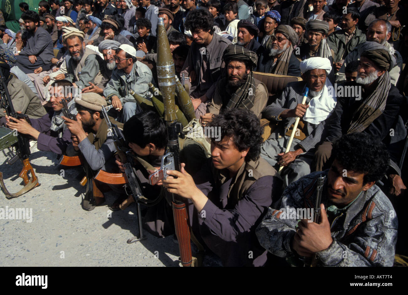 Parade folla accovacciato soldati Afghanistan Kabul Foto Stock