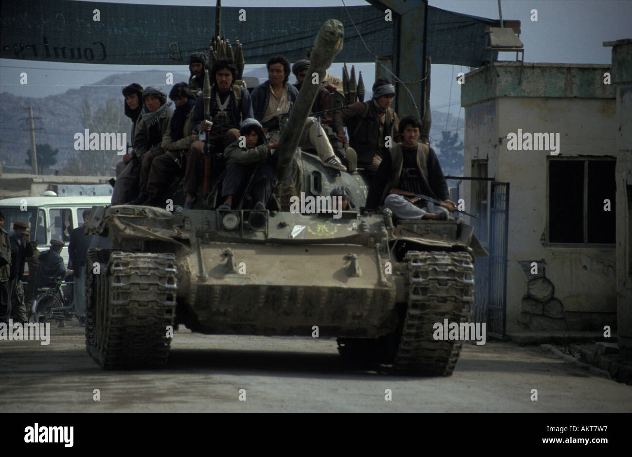 Catturate serbatoio sovietica sulla parata di Shia mujahideen celebrazione Foto Stock
