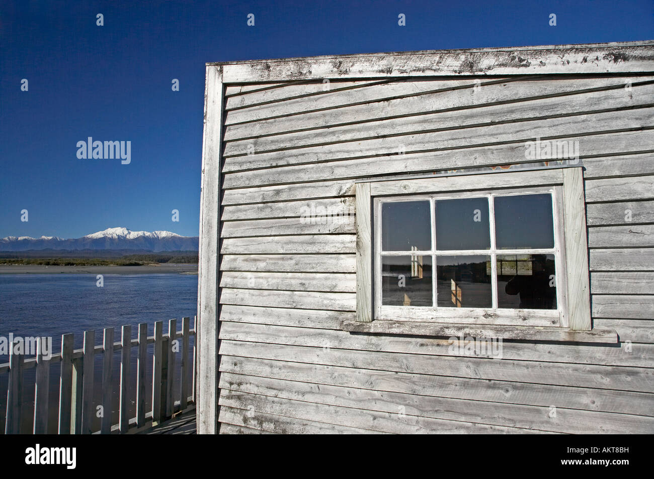 In legno antico edificio Weatherboard Okarito laguna costa ovest di Isola del Sud della Nuova Zelanda Foto Stock