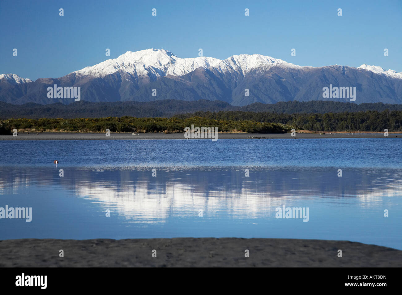 Alpi del Sud si riflette in Okarito Laguna, West Coast, Isola del Sud, Nuova Zelanda Foto Stock
