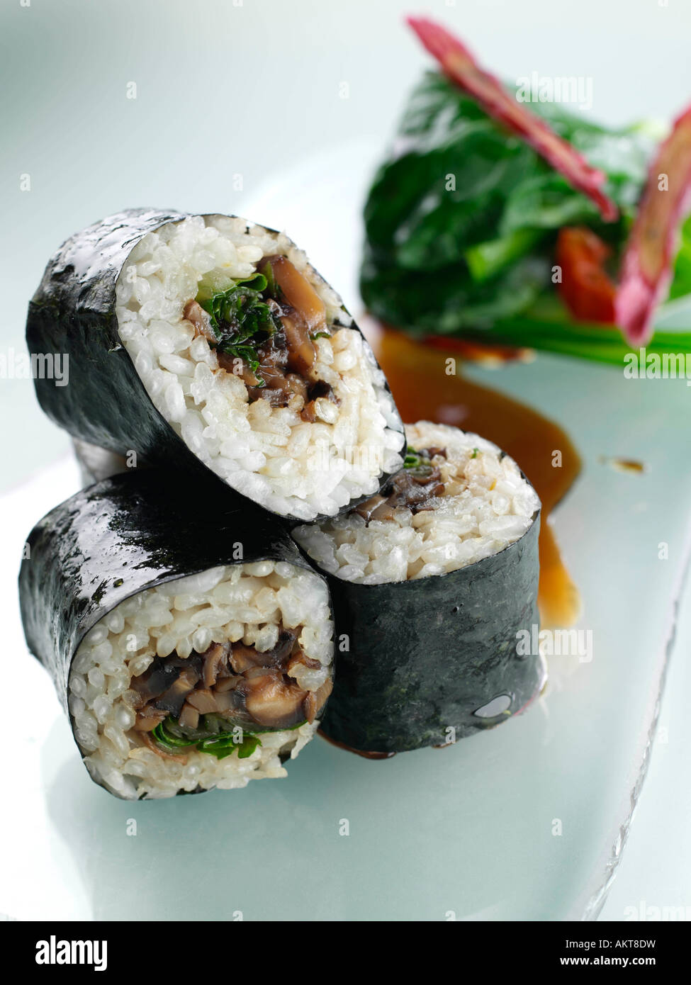 Sushi di funghi selvatici rotolo di riso con salsa teriyaki e wok disseccata verdi cibo editoriale Foto Stock