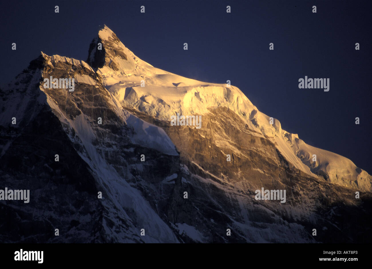 Tramonto sul picco di montagna Everest trail Solu Khumbu Nepal Foto Stock