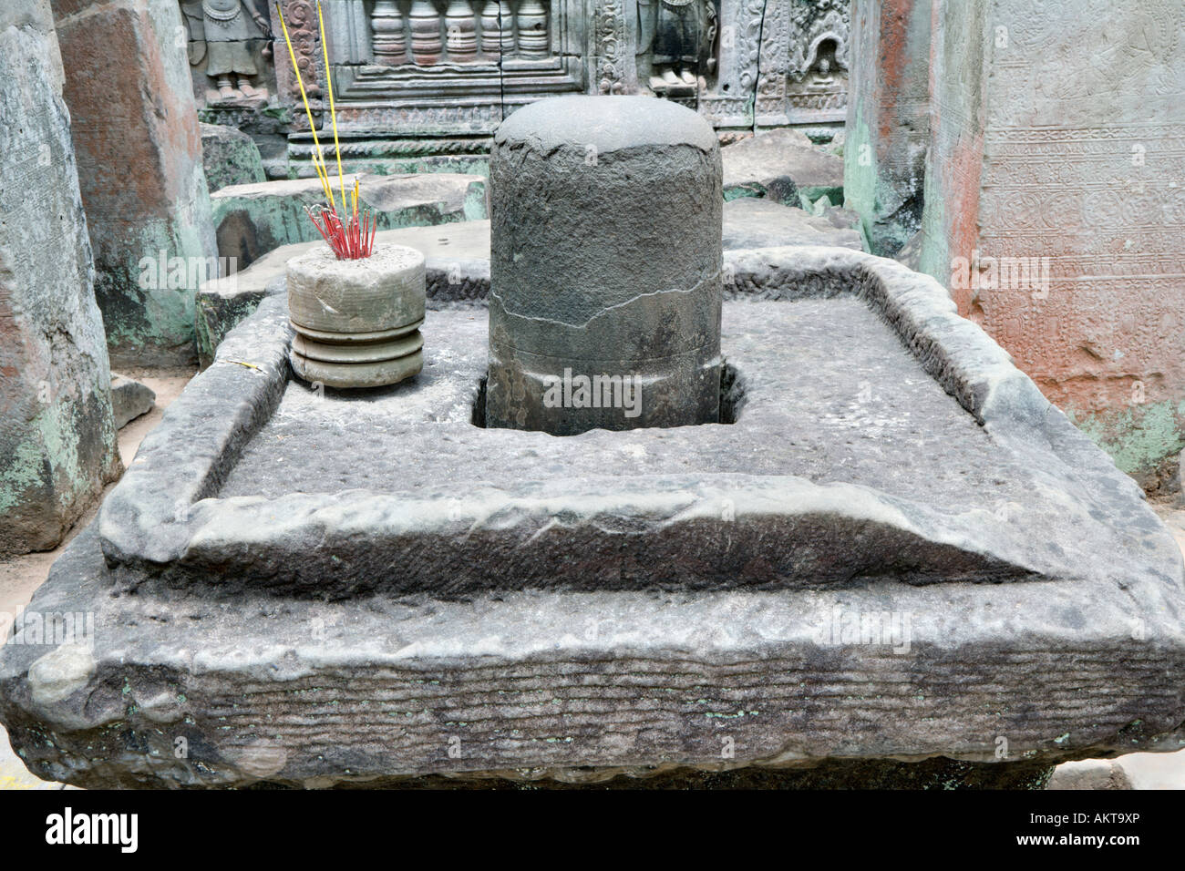 Linga e incenso presso il Preah Khan, Angkor, Cambogia Foto Stock