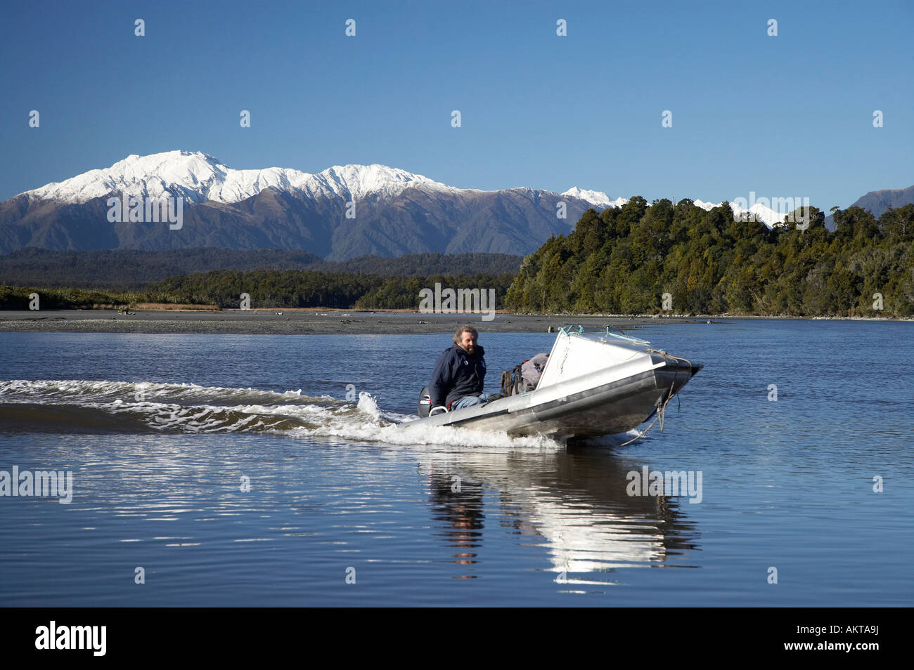 Barca Okarito laguna costa ovest di Isola del Sud della Nuova Zelanda Foto Stock