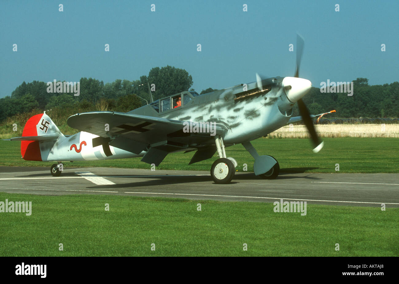 Hispano HA 1-112 Mil Buchon (Messerschimt Me 109) C 4K 102 G-BWUE della Reale Società aereo in rullaggio a Breighton Airfield. Foto Stock