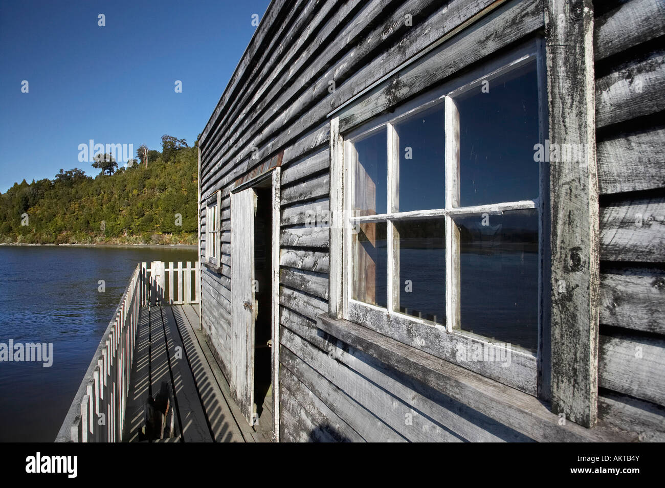 In legno antico edificio Weatherboard Okarito laguna costa ovest di Isola del Sud della Nuova Zelanda Foto Stock