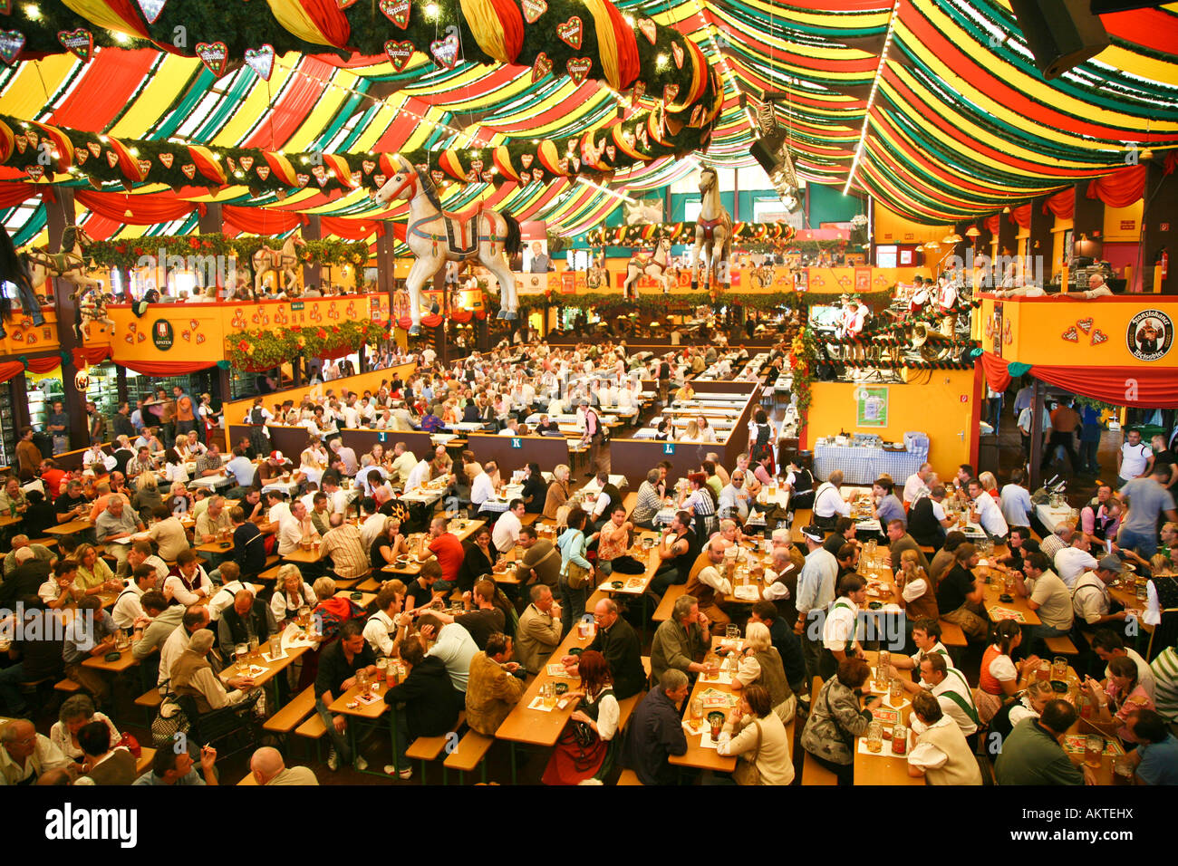 Oktoberfest a Monaco di Baviera in Germania in una grande tenda di birra  con un sacco di persone molto colorato Foto stock - Alamy