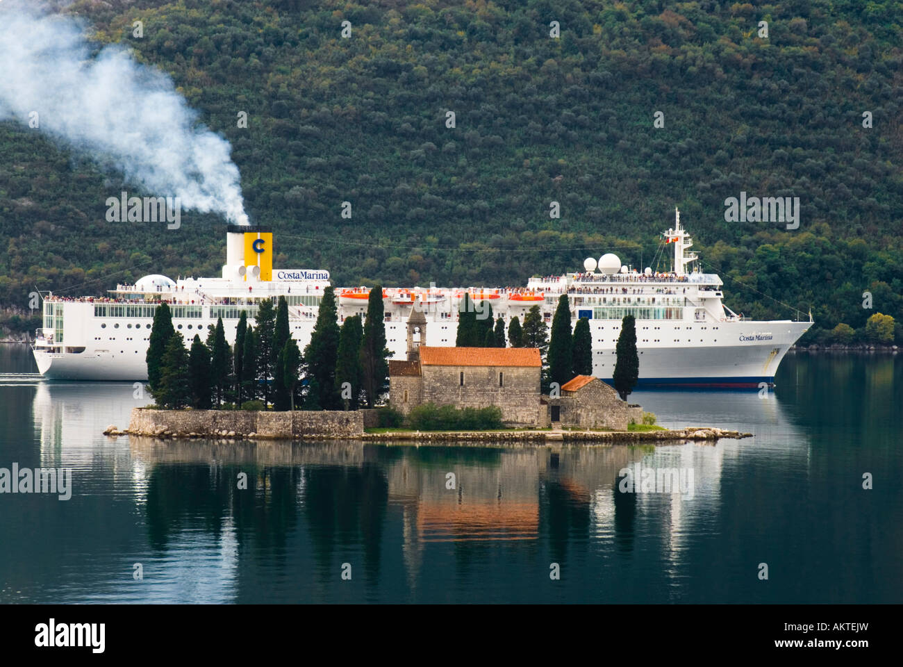 Crociera passa una chiesa sull'isola chiamata madonna delle rocce appena al largo da Perast nella Baia di Kotor, Montenegro Foto Stock