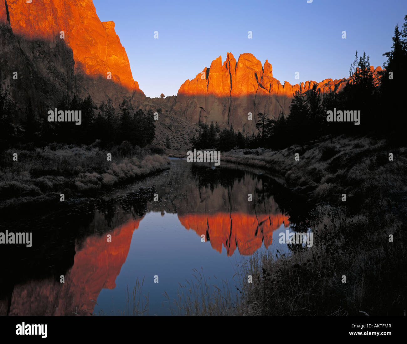 Sopra il fiume storte alba la luce solare colpisce la parte superiore scogliere di Smith Rock State Park Foto Stock