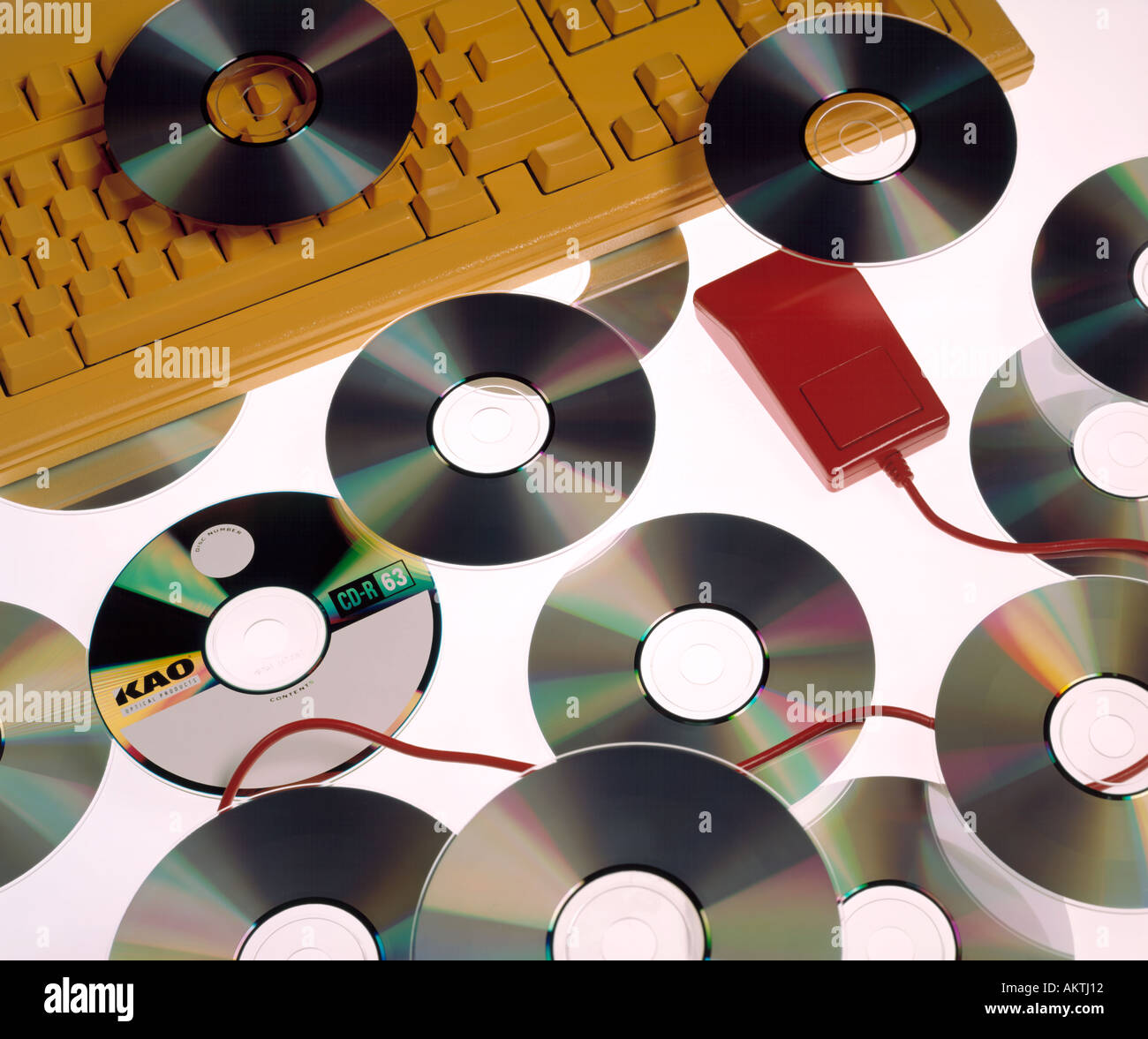 Assortimento CD CD s rosso giallo mouse tasto computer di bordo digitale tastiera Foto Stock