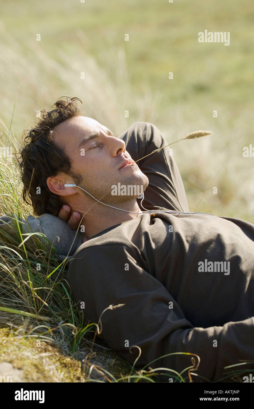 Uomo disteso in erba, rilassante Foto Stock