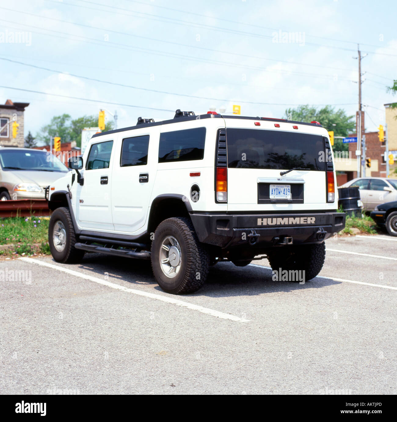 Vista laterale di un bianco Hummer veicolo in un parcheggio in Ontario Canada KATHY DEWITT Foto Stock