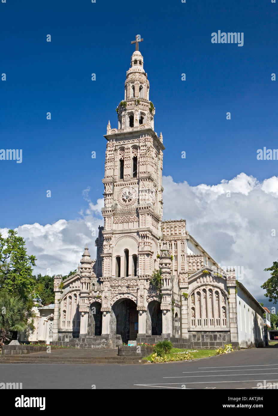La facciata dell'exquisitely intagliate Église de Sainte-Anne vicino Saint-Benoît in riunione Foto Stock