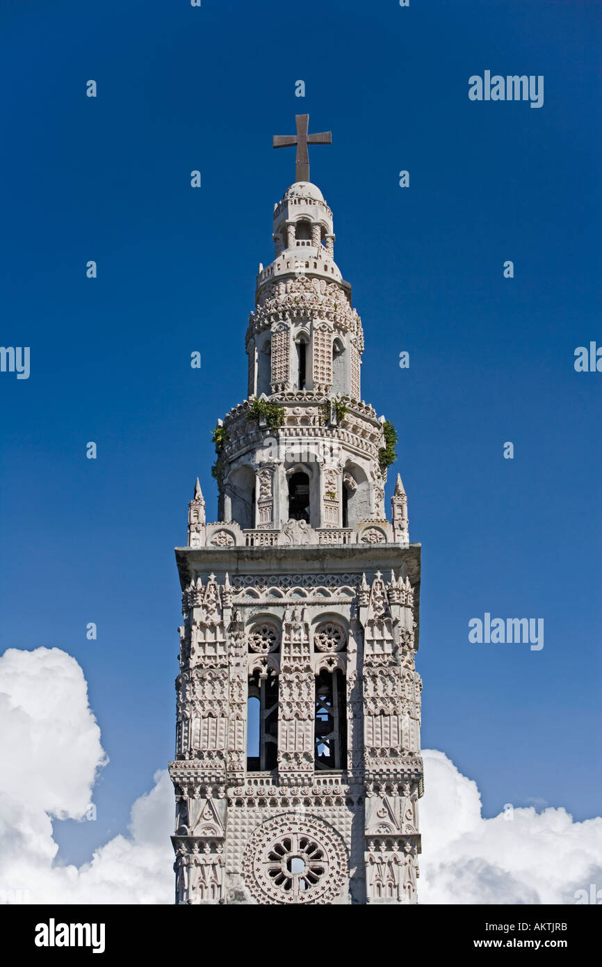 Torre campanaria della squisita Église de Sainte-Anne vicino Saint-Benoît in riunione Foto Stock