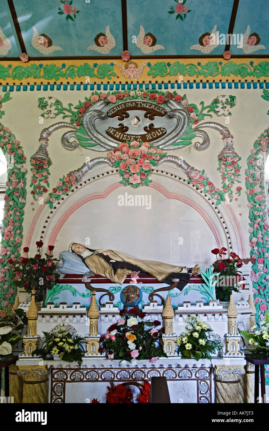 Pannello laterale che mostra Sainte-Thérèse in l'Église de Sainte-Anne vicino Saint-Benoît in Réunion Foto Stock