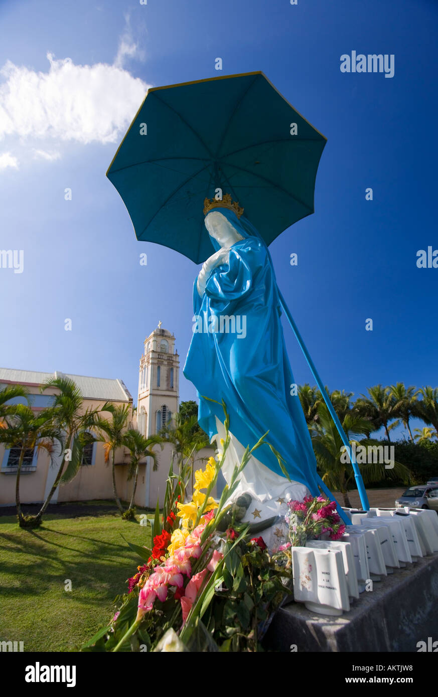 Vergine con Parasol (La Vierge au Parasol) e la Cattedrale di Notre Dame des lave (in precedenza l'Église du Piton), Sainte-Rose, Réunion Foto Stock