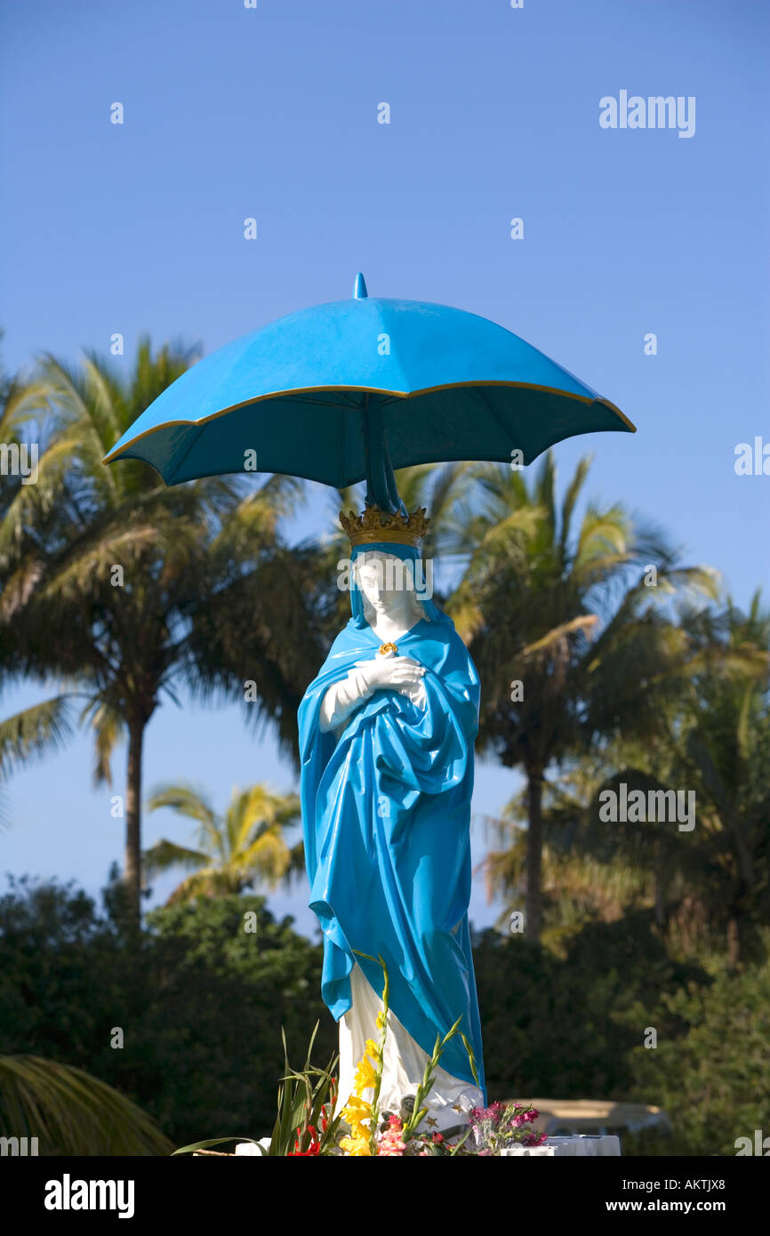 La Vierge au Parasol statua (vergine con ombrellone) presso l'Église du Piton a Sainte-Rose nella riunione. Foto Stock