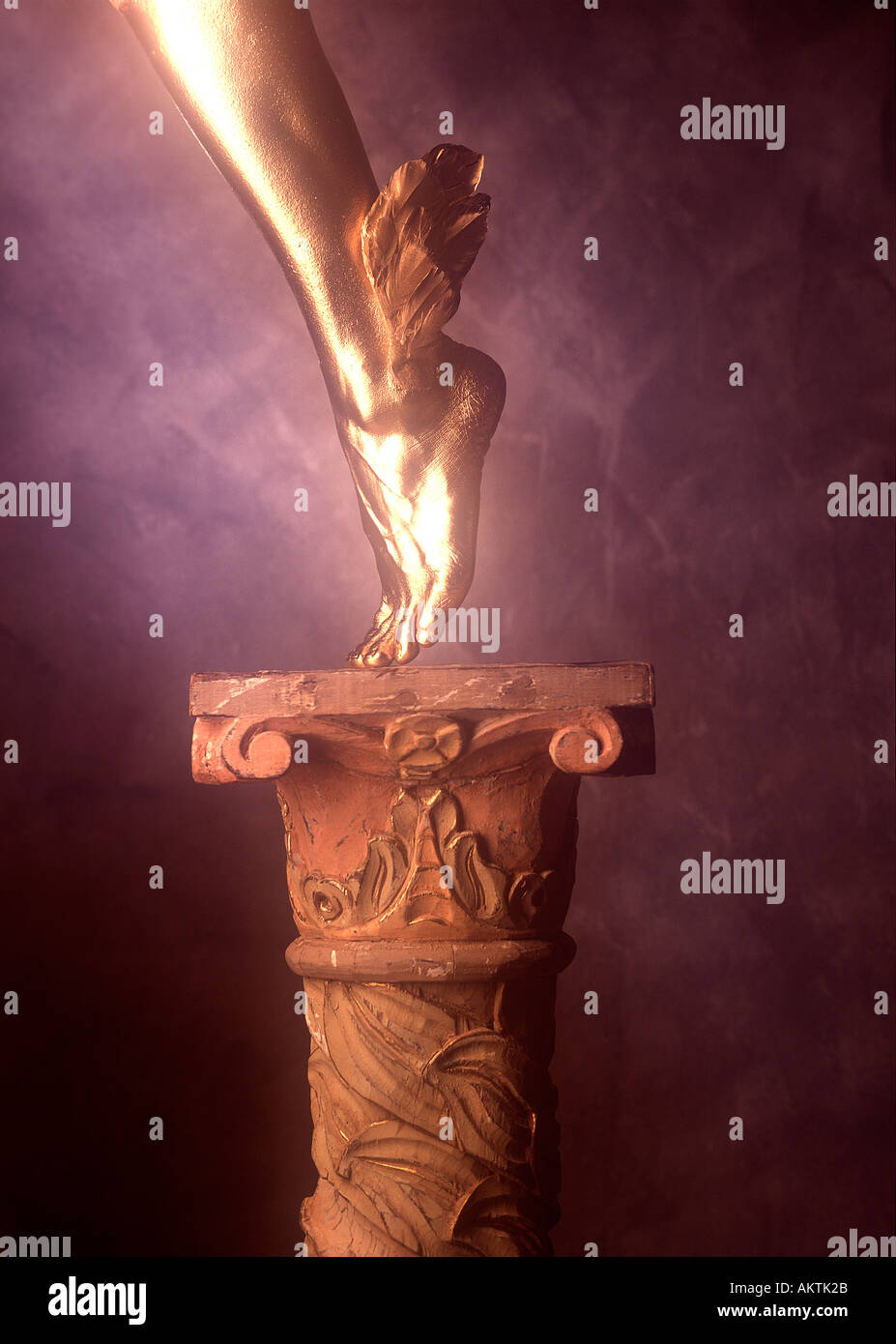 Ancora vita oro verniciato piede alato su stile corinzio pedastal mercurio dio greco spazio copia Foto Stock