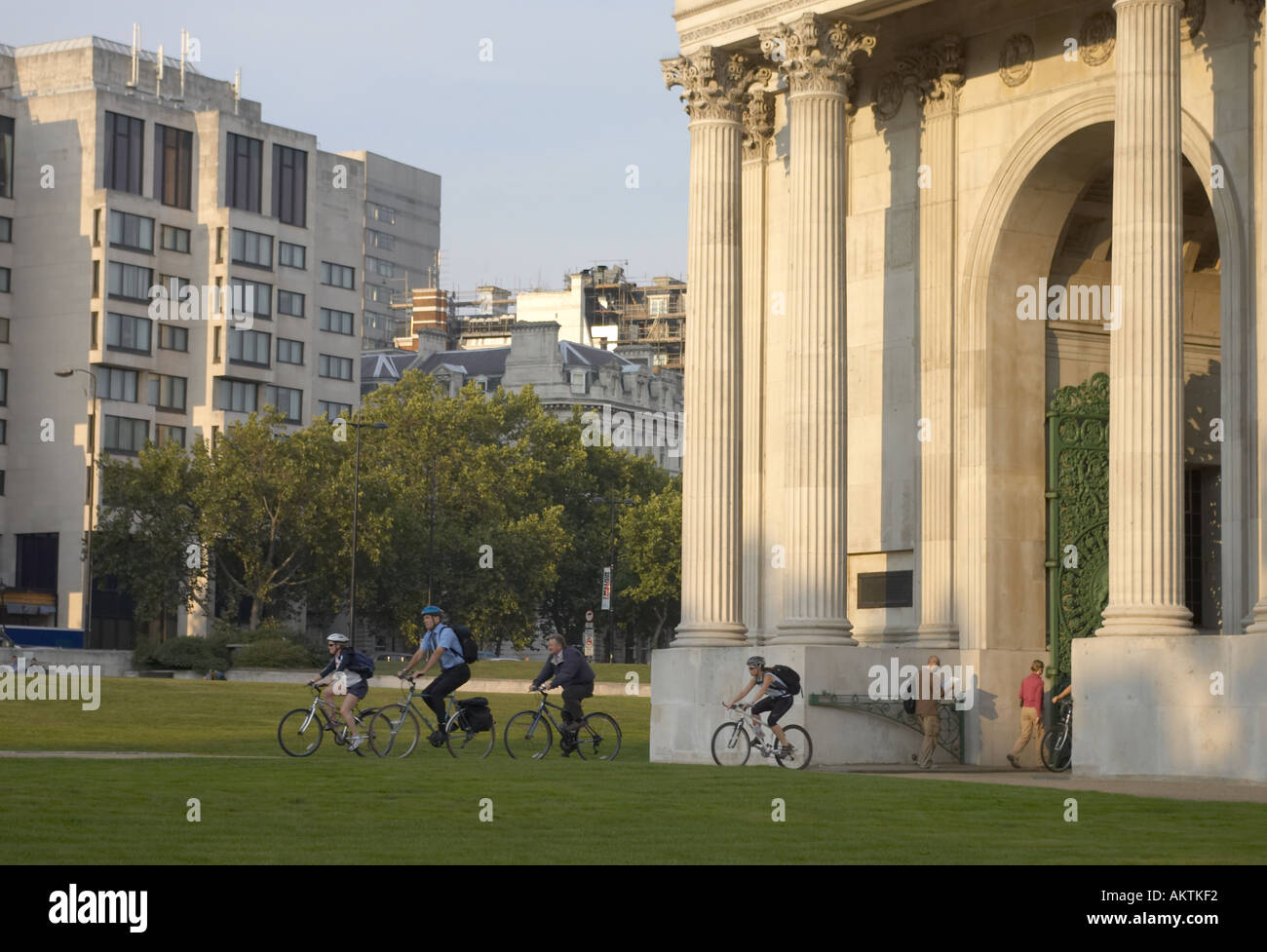 I ciclisti a Hyde Park Corner London una costituzione trionfale arch Foto Stock