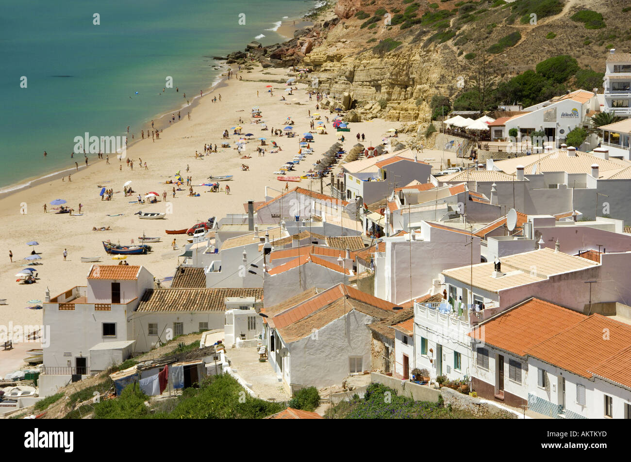 Il Portogallo Algarve, salpe villaggio di pescatori e la spiaggia, Algarve occidentale in estate Foto Stock