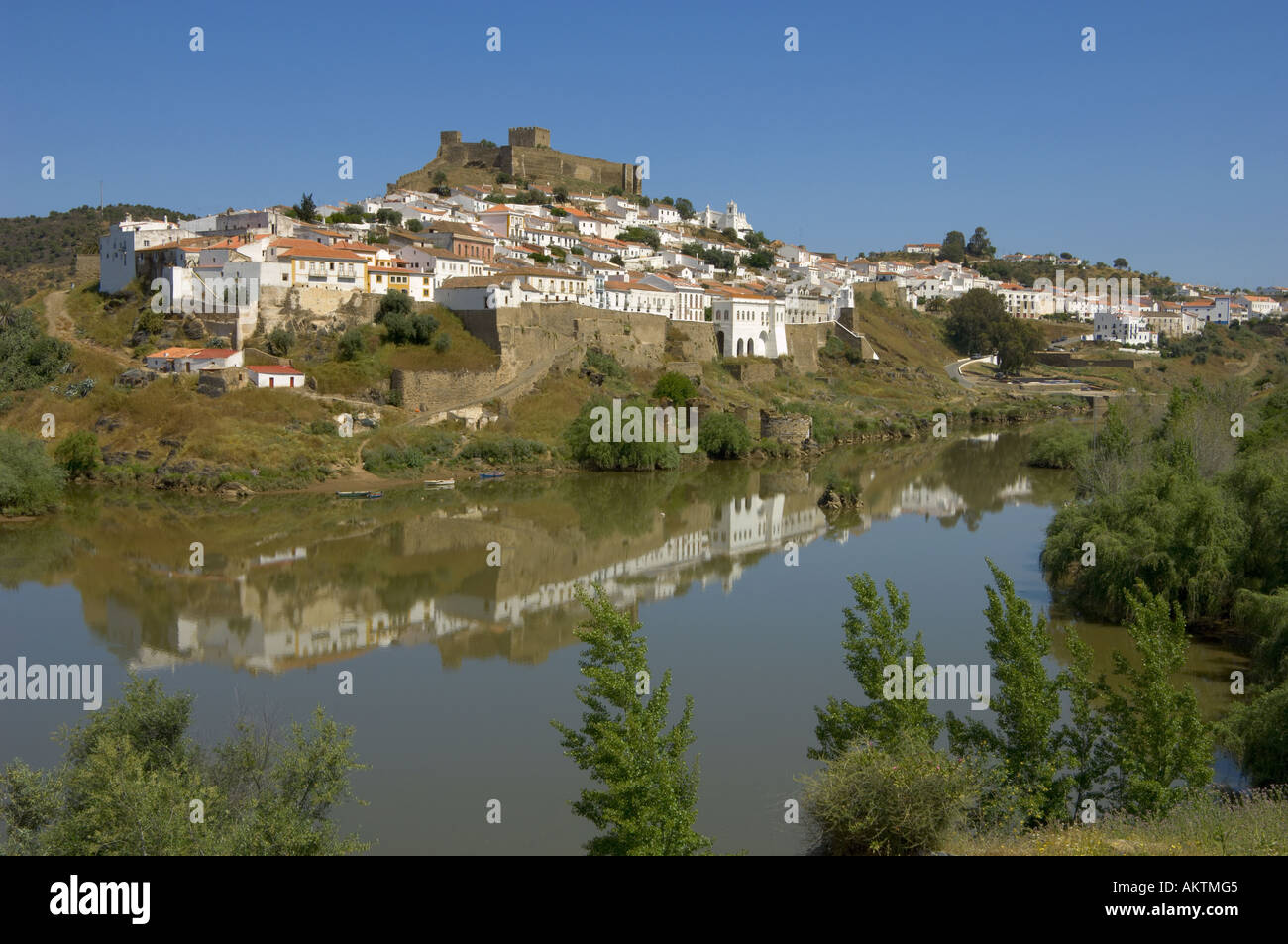 Portogallo Alentejo distretto, Mértola, vista della città medievale, il castello e il fiume Guadiana Foto Stock