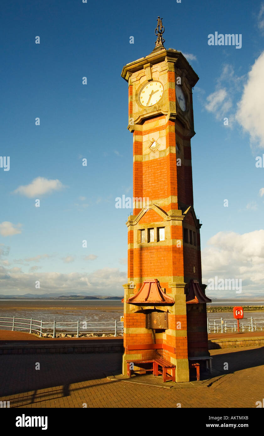 Morecambe s clock tower è un ben noto punto di riferimento locale Morecambe Bay e Lakeland Fells oltre Foto Stock