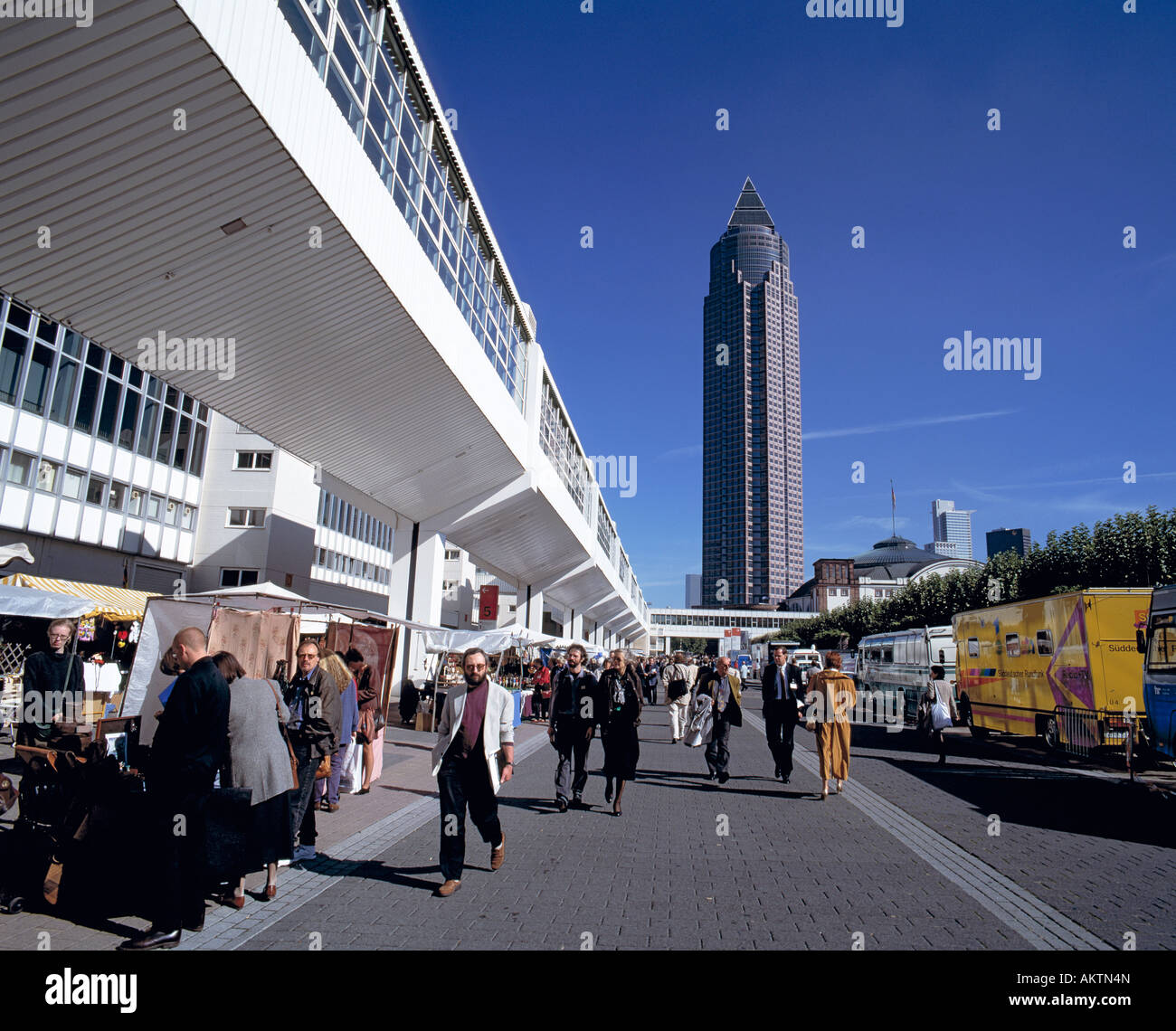 D-Francoforte sul Meno, Hesse, commercio equo, luogo di esposizione durante la fiera del libro di Francoforte, equo Tower, grattacielo, persone visitatori alla fiera Foto Stock