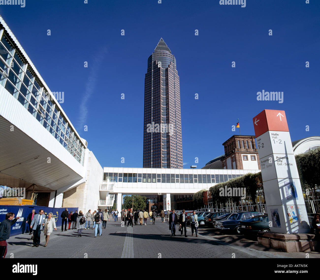 D-Francoforte sul Meno, Hesse, commercio equo, luogo di esposizione durante la fiera del libro di Francoforte, equo Tower, grattacielo, persone visitatori alla fiera Foto Stock