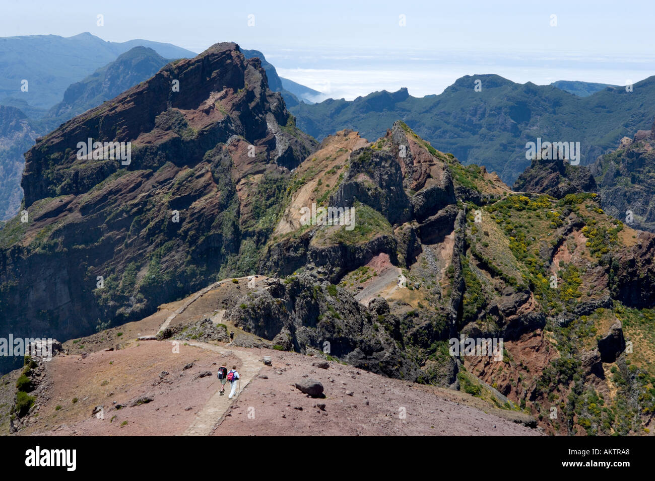 Gli escursionisti sul percorso da Pico de Arieiro, Madeira, Portogallo Foto Stock