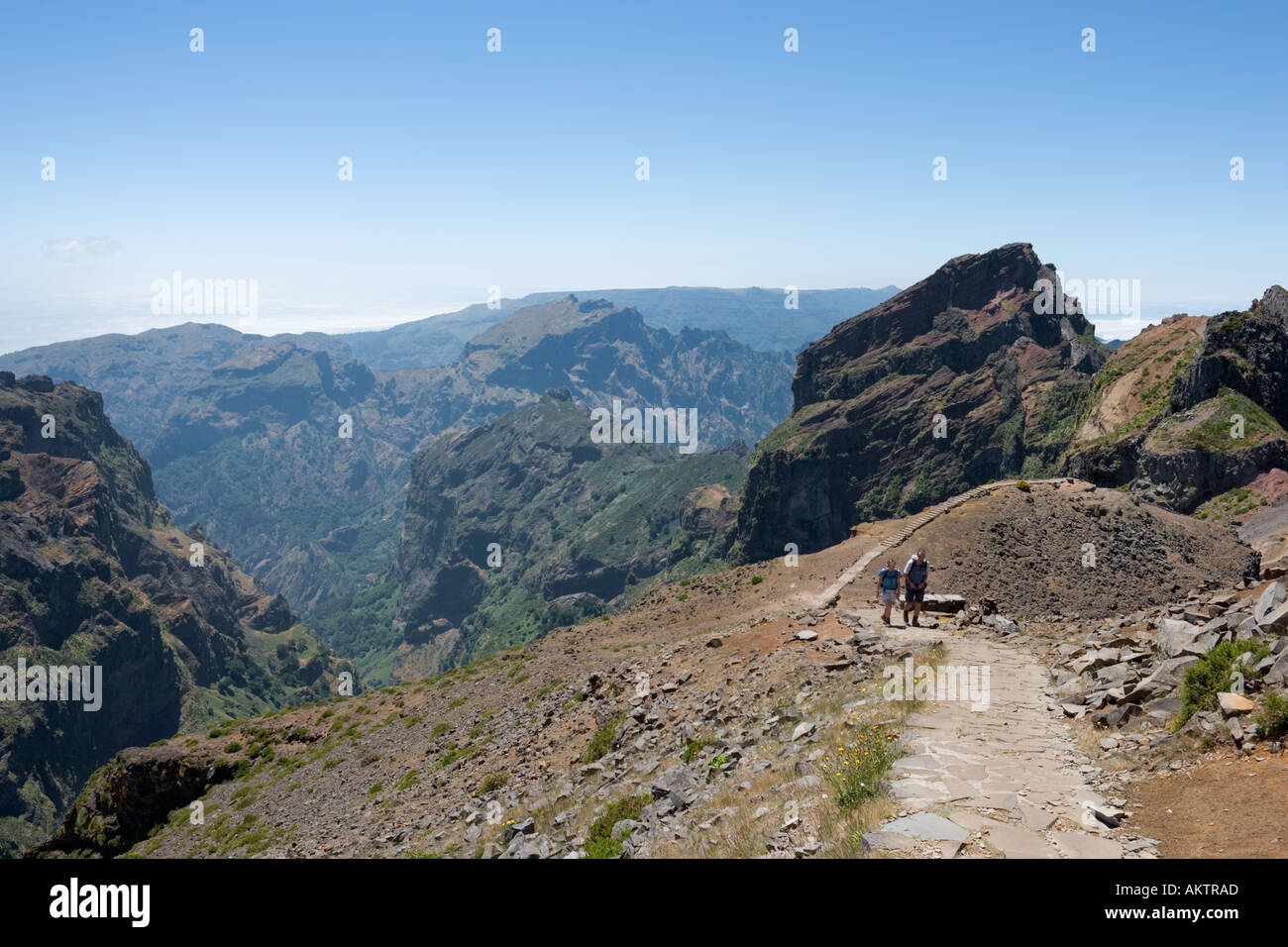 Gli escursionisti sul percorso da Pico de Arieiro, Madeira, Portogallo Foto Stock