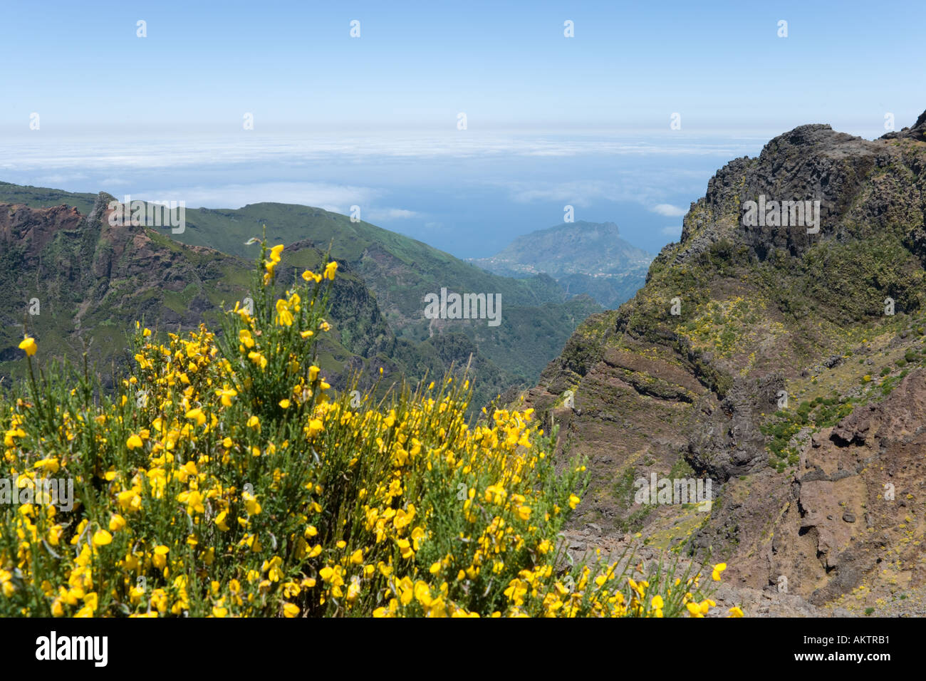 La vista dalla Pico de Arieiro viewpoint nelle montagne di Madeira, Portogallo Foto Stock