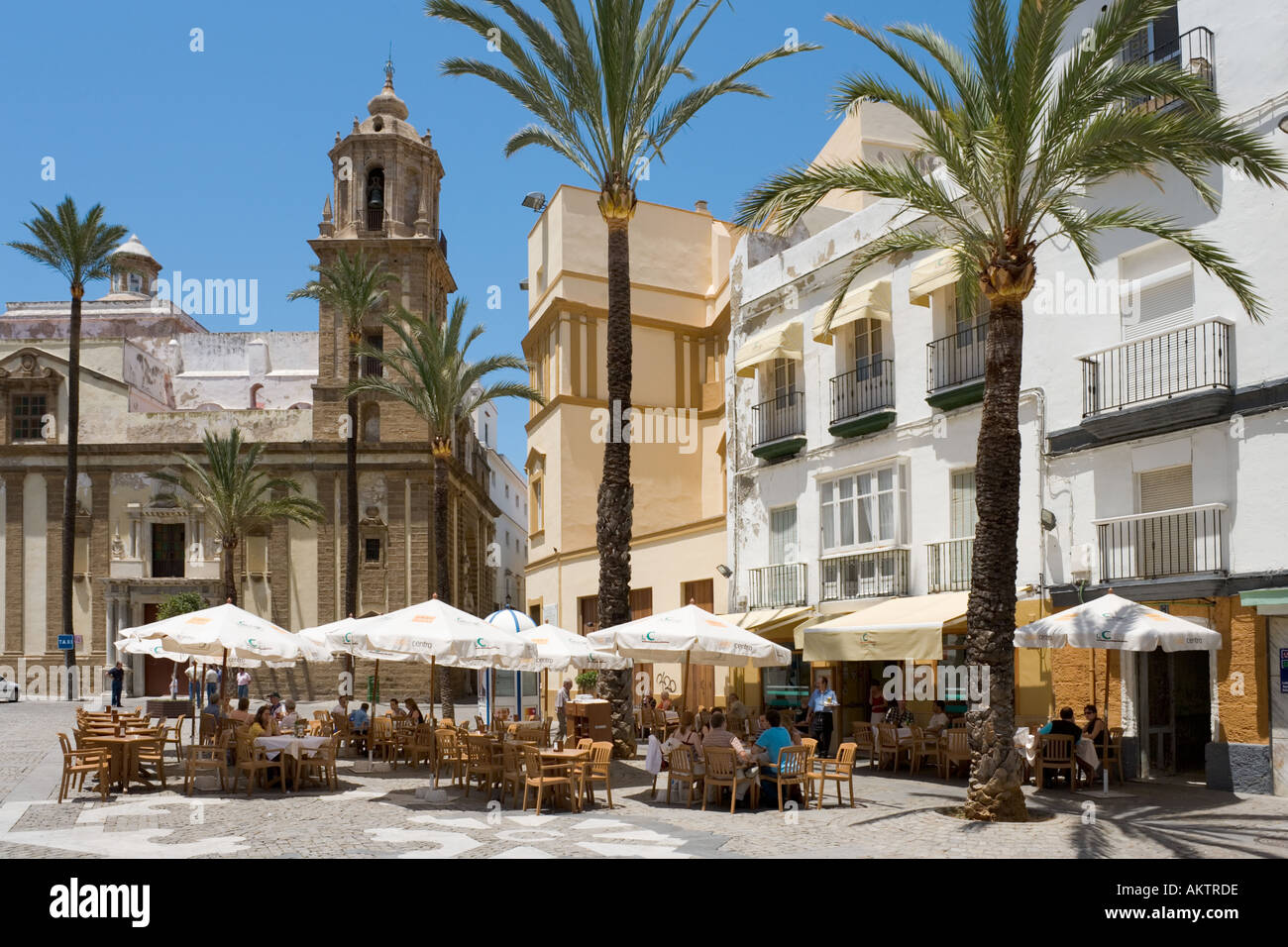 Pavement cafe vicino alla cattedrale, Plaza de la Catedral, Città Vecchia, Cadice, Andalusia, Spagna Foto Stock