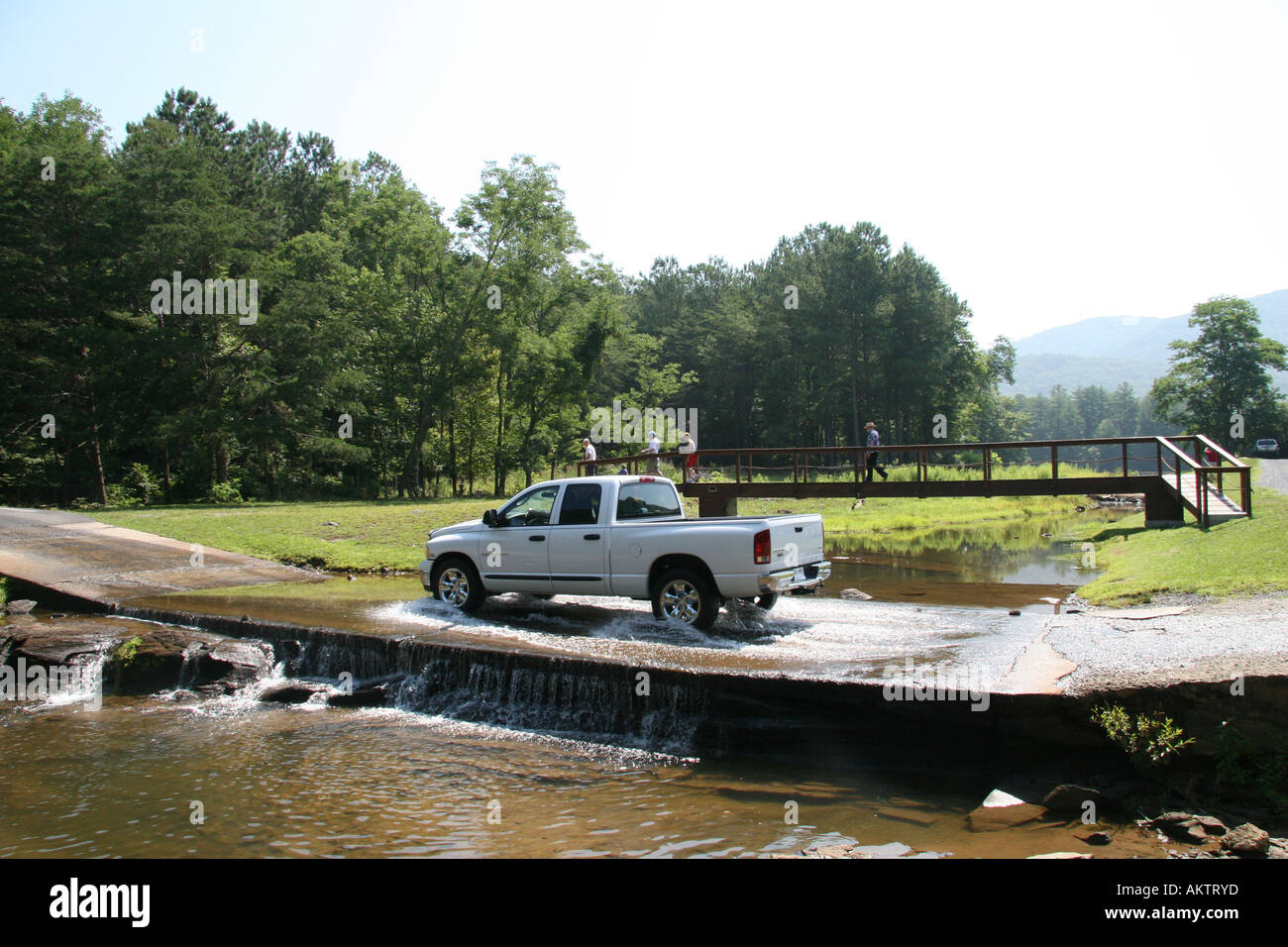 Carrello guadato piccola insenatura sulla strada, struttura piegata, Jasper, Georgia, Stati Uniti d'America. Foto Stock