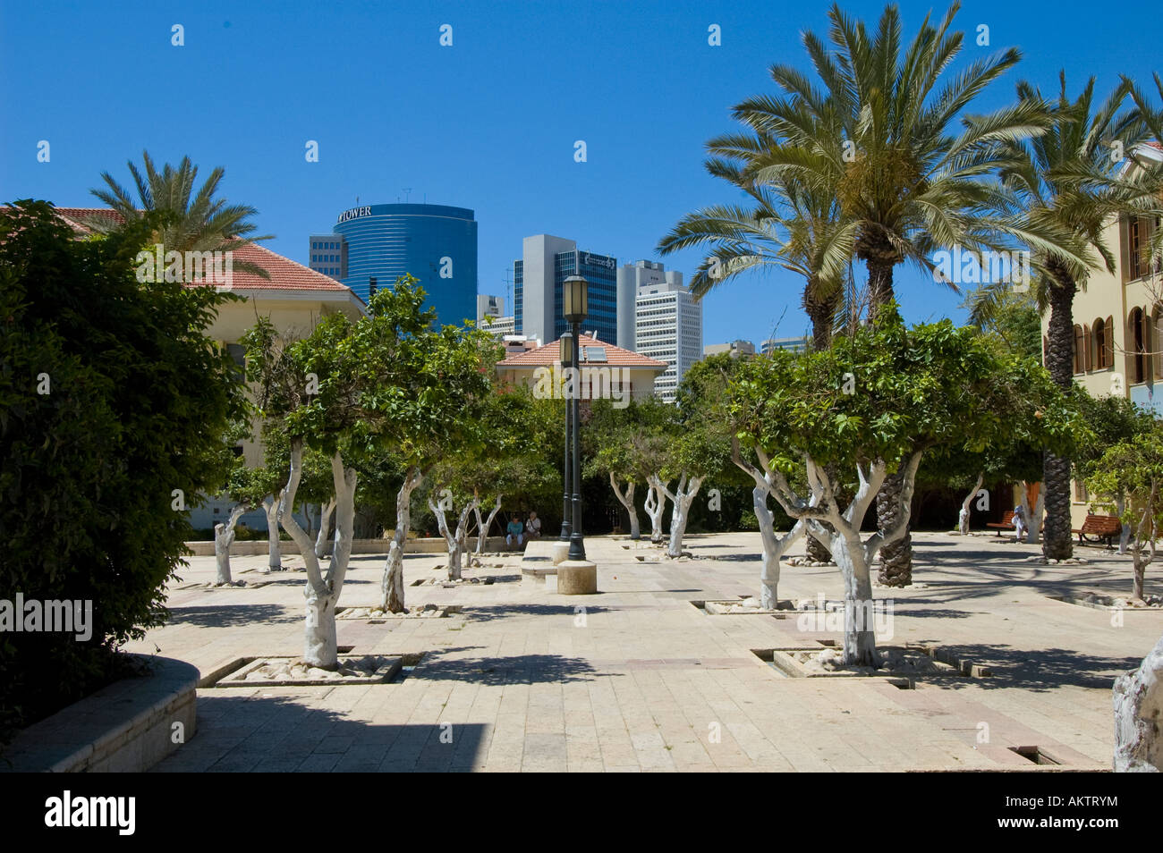 La pianificazione urbana - Vista del centro città edifici per uffici da serena piazza Foto Stock
