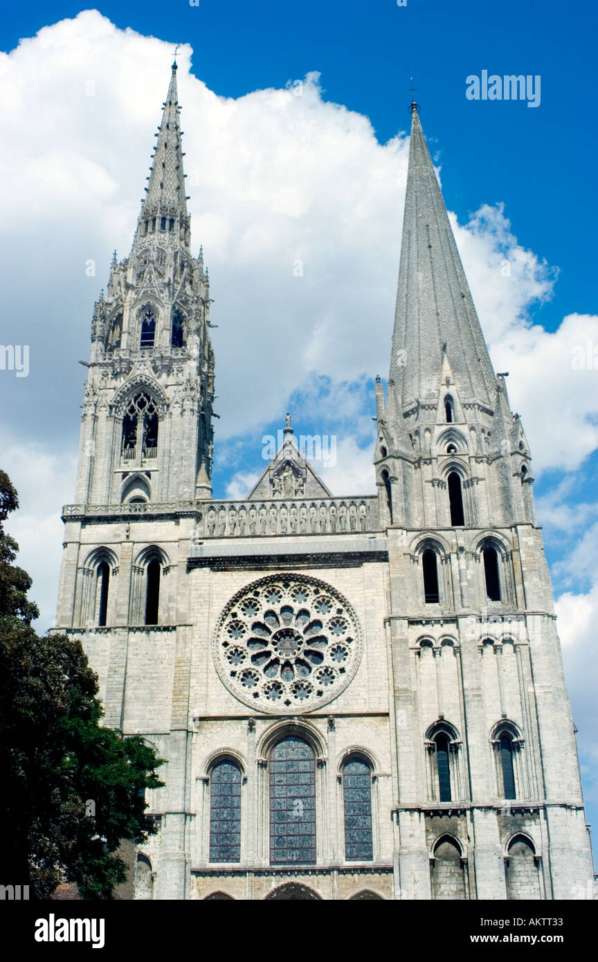 Chartres France, Monumento Francese 'Notre Dame Cathedrale' Vista frontale con Torri campanari, religione di mezza età Foto Stock