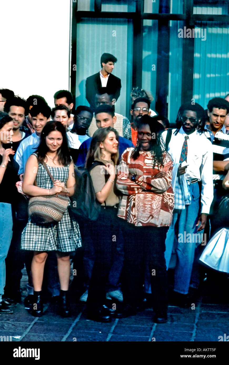 Parigi Francia, Street Scene, gare miste, grande folla, guardare Teen Performance Group, stare all'aperto, multiculturale, persone diverse in tutto il mondo Foto Stock