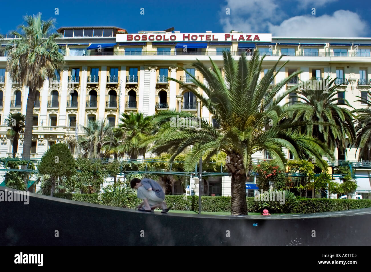 Nizza Francia, Travel Park nel centro della città ,"Boscolo Hotel Plaza'  Place Massena' hotel lussuoso e moderno giardino urbano paesaggistico gente  di città Foto stock - Alamy