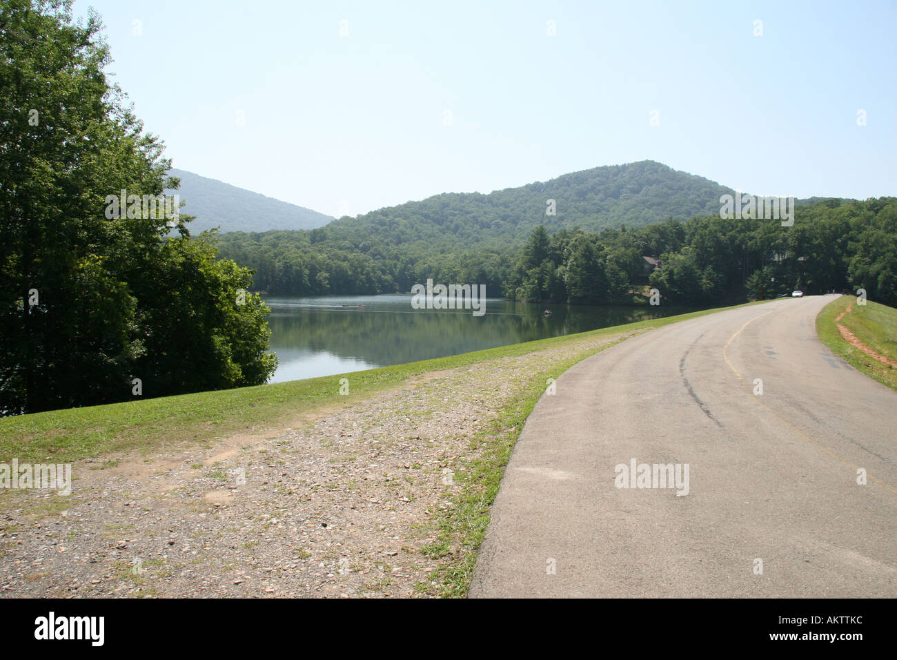 Vista su strada dei naviganti sul lago Tamarack, Georgia, Stati Uniti d'America. Foto Stock