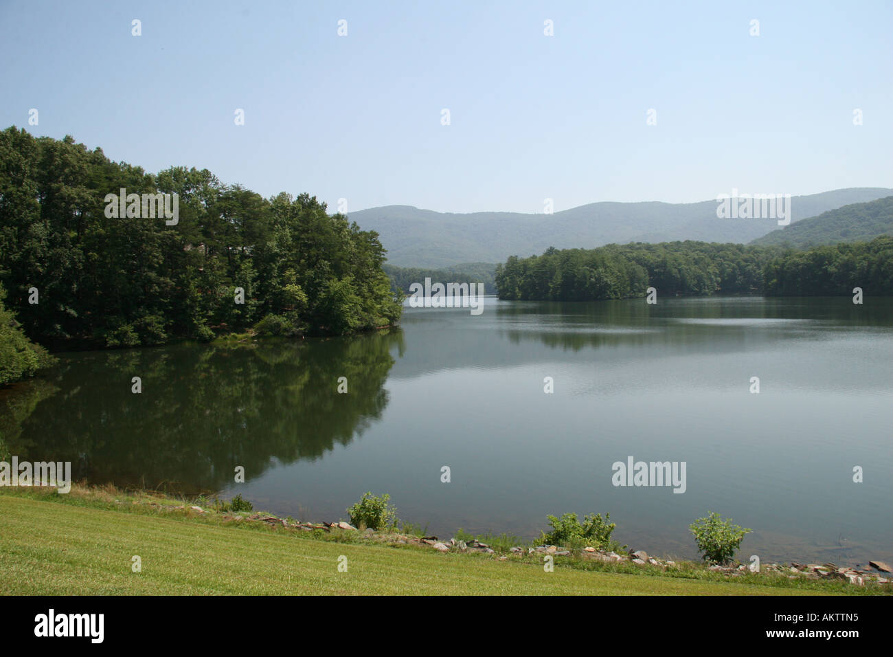 Vista sul lago di Tamarack struttura piegata, Jasper, Georgia, Stati Uniti d'America. Foto Stock