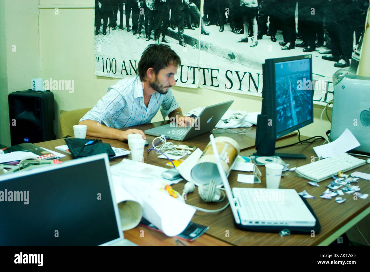 Perpignan France, giovani uomini d'affari che lavorano su laptop MAC, che guardano lo schermo del computer Apple alla scrivania disordinata, comunicazione internazionale Foto Stock